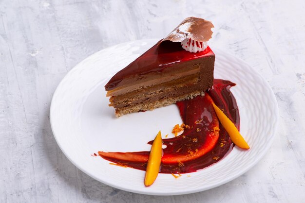 Primer plano de una rebanada de pastel de chocolate en un plato blanco