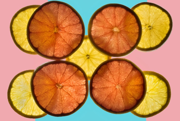 Foto primer plano de rebanadas de cítricos contra un fondo de color