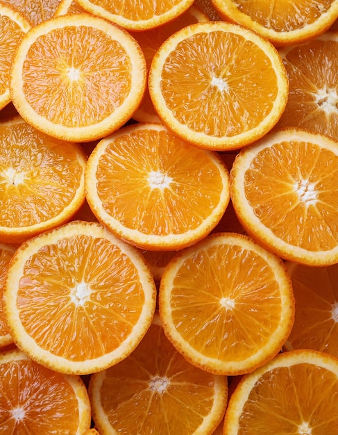 Primer plano de rebanadas frescas y jugosas de naranja que muestran una textura detallada y un color naranja brillante