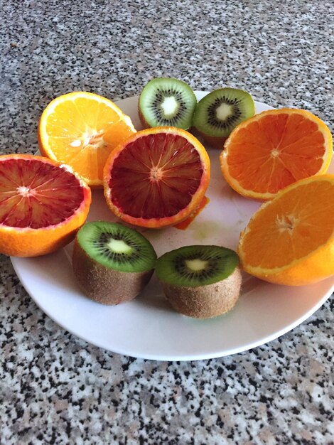 Primer plano de rebanadas de frutas en un plato en el suelo