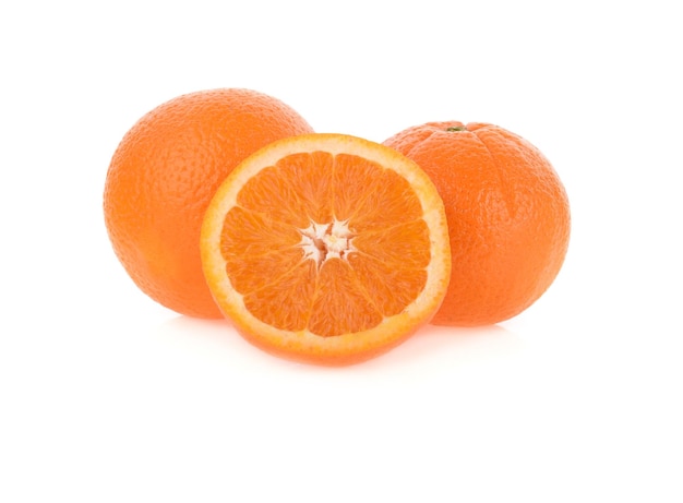 Primer plano de las rebanadas de naranja sobre un fondo blanco