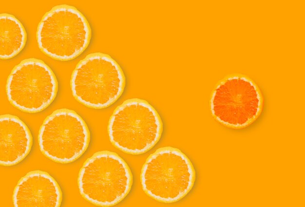 Foto primer plano de las rebanadas de naranja sobre un fondo blanco