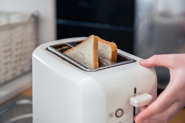 Primer plano de rebanadas de pan en una tostadora