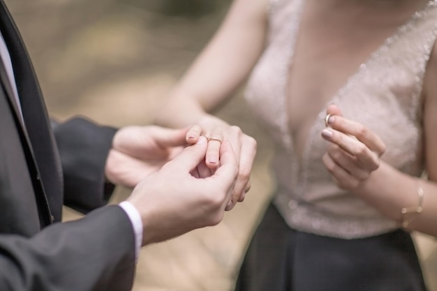 Primer plano de los recién casados intercambian anillos de boda.Foto con espacio en blanco para texto