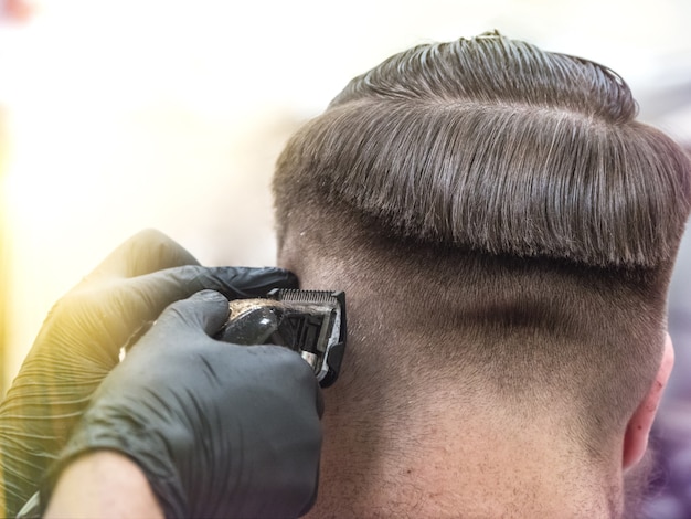 Primer plano recortada de un peluquero recortando el cabello