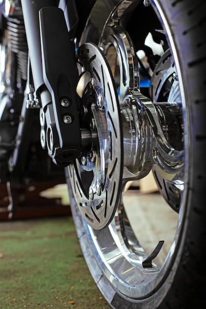 Primer plano recortado de motocicleta hermosa y personalizada en el taller