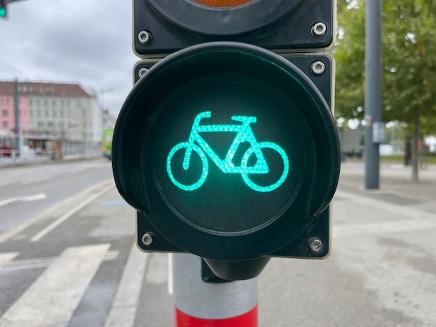 Primer plano recortado del semáforo de bicicleta verde en el cruce urbano