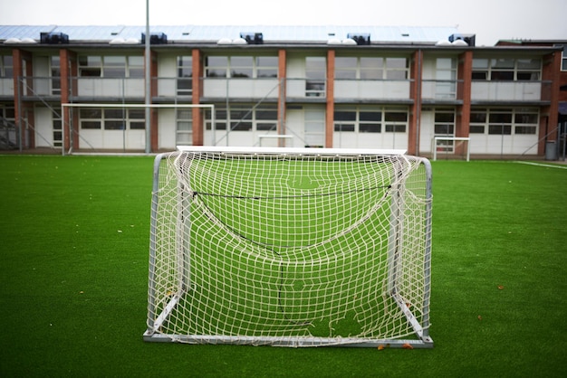 Primer plano de una red de fútbol en un vacío con mosca