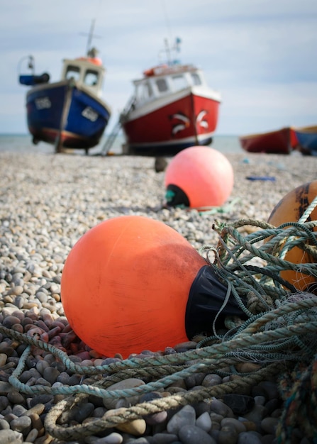 Primer plano de una red de pesca en la playa