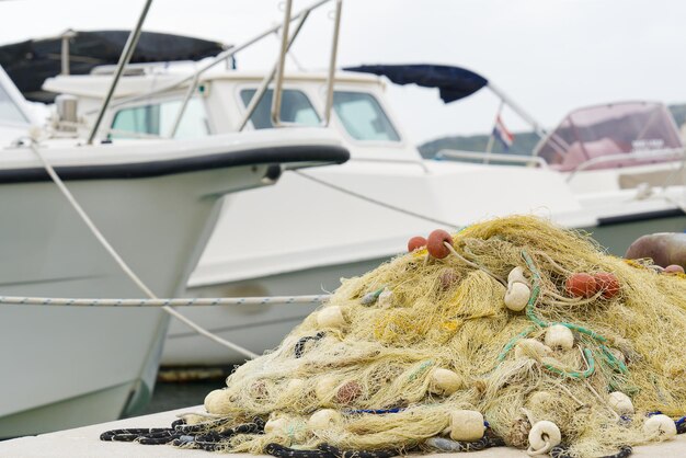 Primer plano de redes de pesca Montón de redes de pesca enredadas como telón de fondo de pescadores