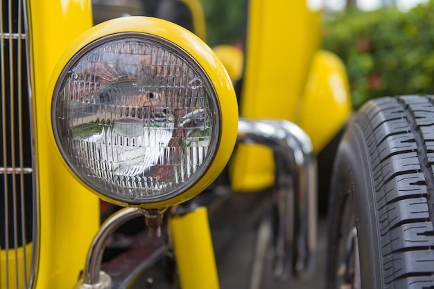 Foto primer plano del reflejo del automóvil en el espejo lateral