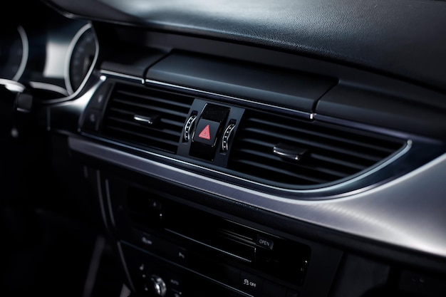 Primer plano de la rejilla de ventilación del coche. Salpicadero en el interior de un coche moderno.