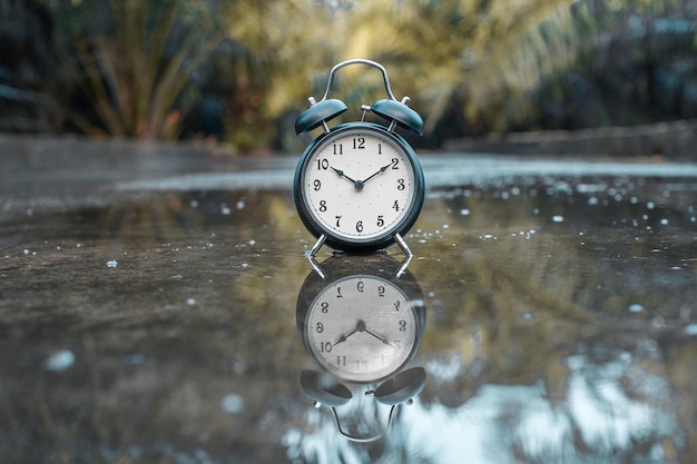 Primer plano del reloj en el agua