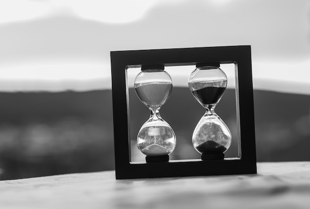 Foto primer plano de un reloj de arena al aire libre