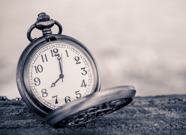 Primer plano de un reloj de bolsillo antiguo