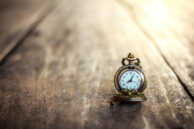 Primer plano de un reloj de bolsillo en la mesa