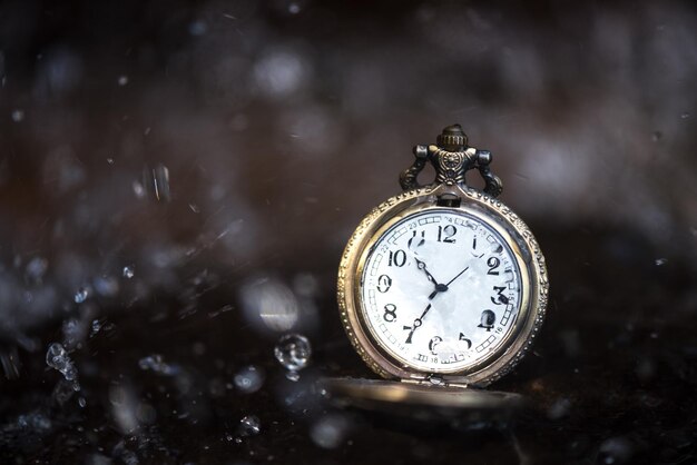 Primer plano de un reloj de bolsillo