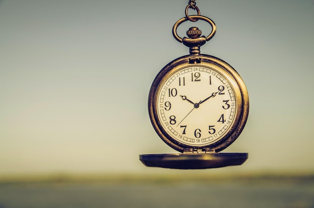 Primer plano del reloj contra el cielo