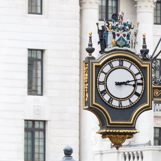 Primer plano del reloj contra el edificio