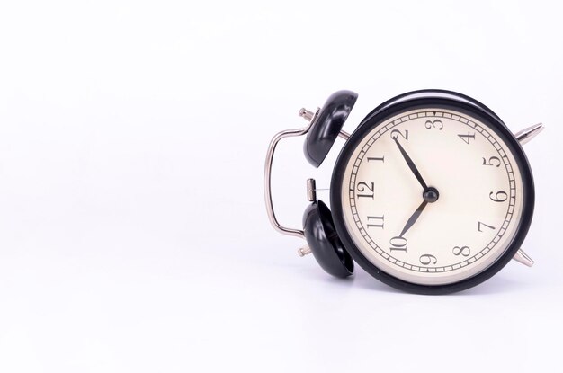 Foto primer plano del reloj contra un fondo blanco