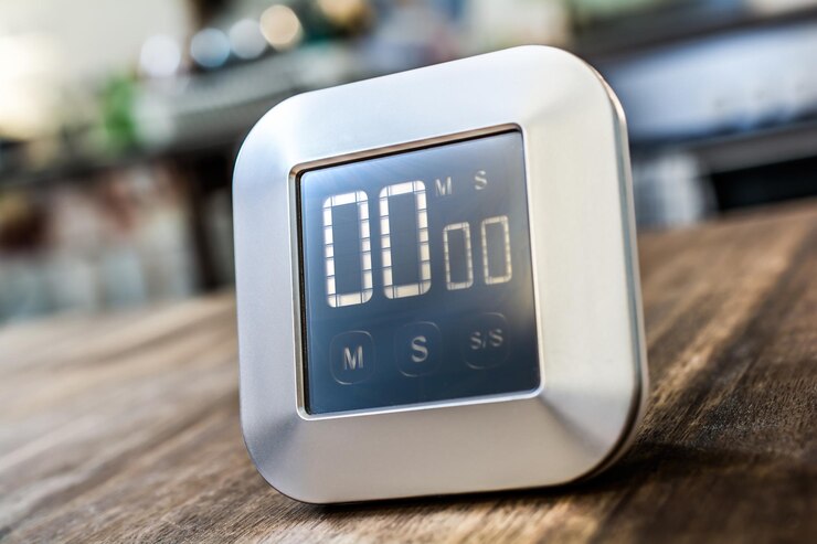 Foto primer plano de un reloj digital en la mesa