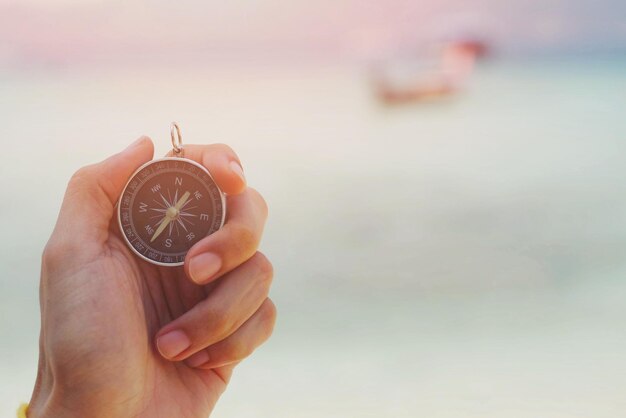 Foto primer plano de un reloj de mano contra un fondo borroso