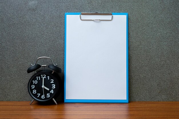 Foto primer plano del reloj en la mesa en casa