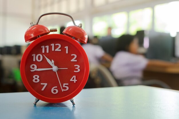 Foto primer plano del reloj en la mesa en casa