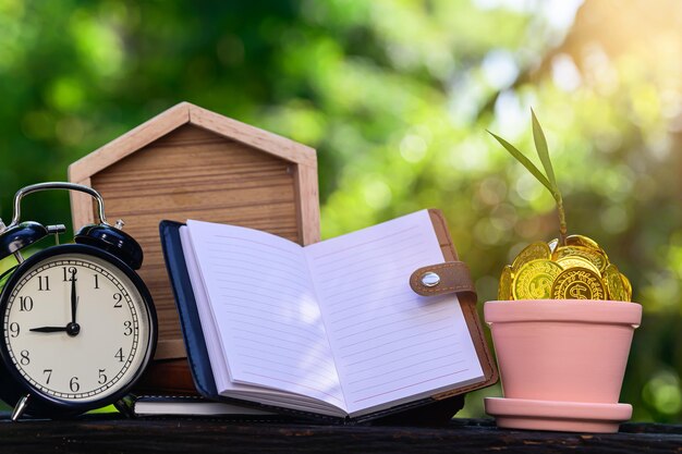 Foto primer plano del reloj en la mesa