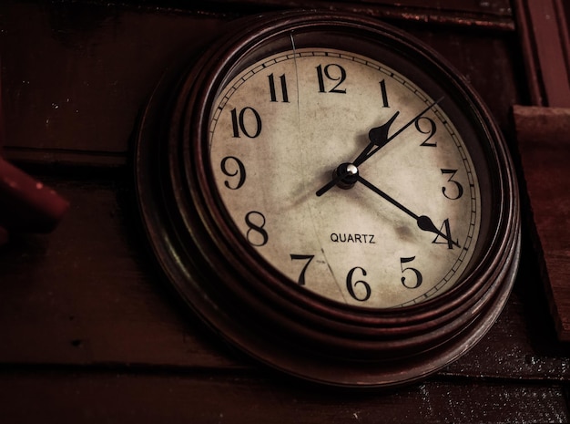 Primer plano del reloj en la mesa