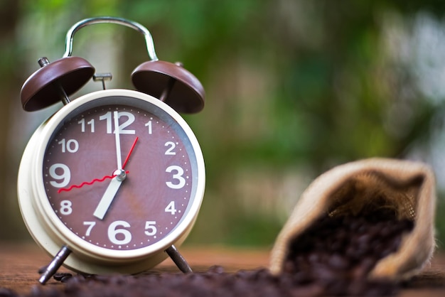 Foto primer plano del reloj en la mesa