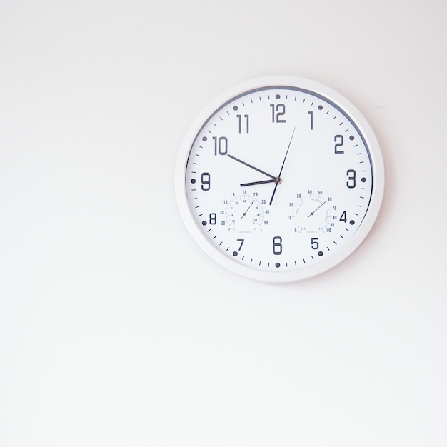 Foto primer plano del reloj de pared sobre un fondo blanco