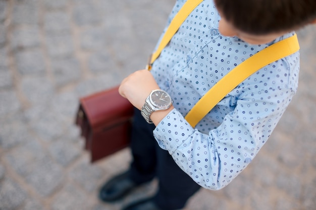 Primer plano del reloj de plata en la mano del futuro empresario