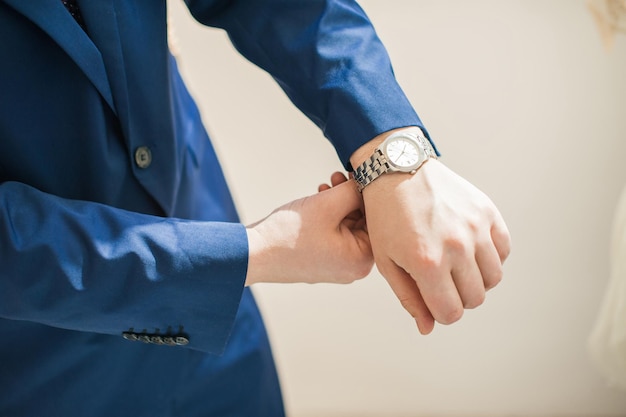 Primer plano de un reloj de pulsera en la mano