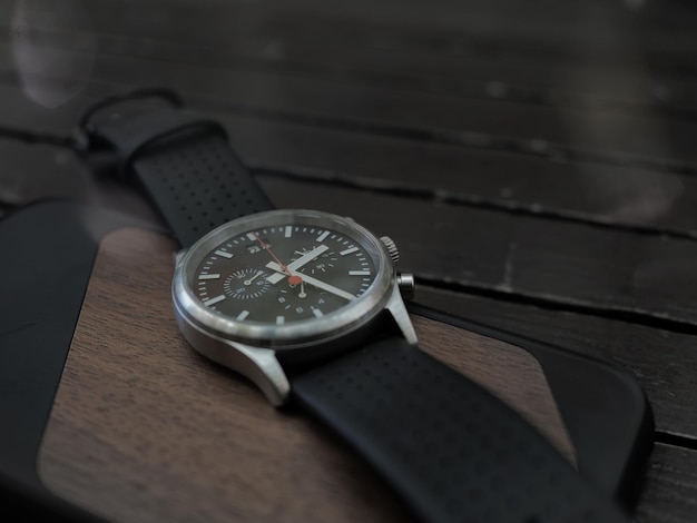 Primer plano de un reloj de pulsera en la mesa