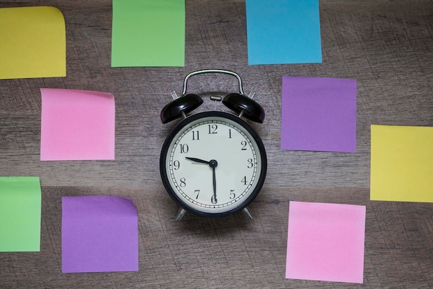 Foto primer plano del reloj sobre la mesa