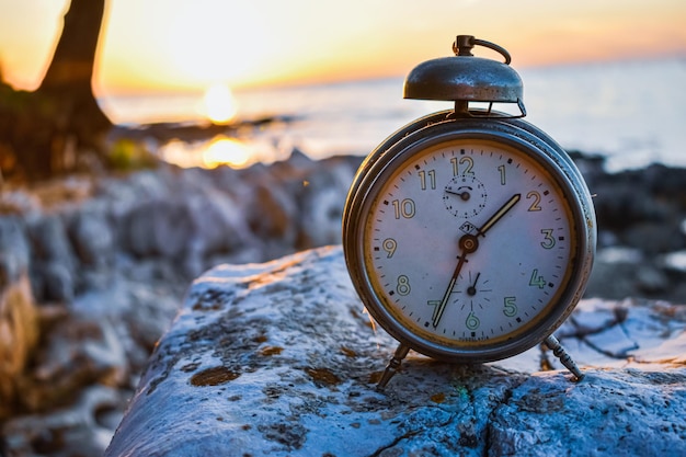 Foto primer plano del reloj en tierra cubierta de nieve