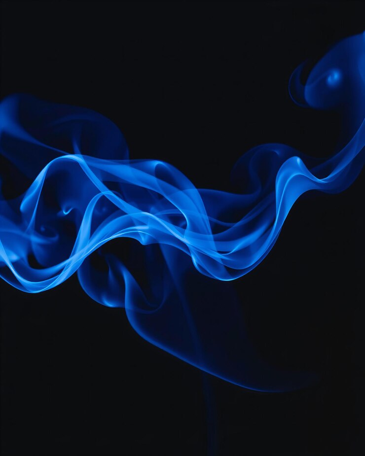 Un primer plano de un remolino de humo azul contra un fondo negro