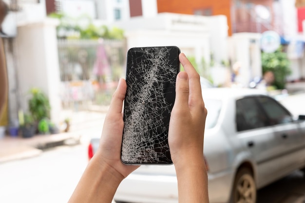 Foto primer plano de la reparación de la pantalla del teléfono móvil rota