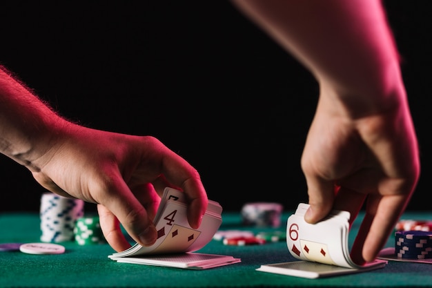 Foto primer plano de un repartidor de cartas de mano en el casino