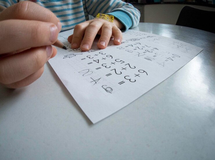Foto primer plano de la resolución de las matemáticas