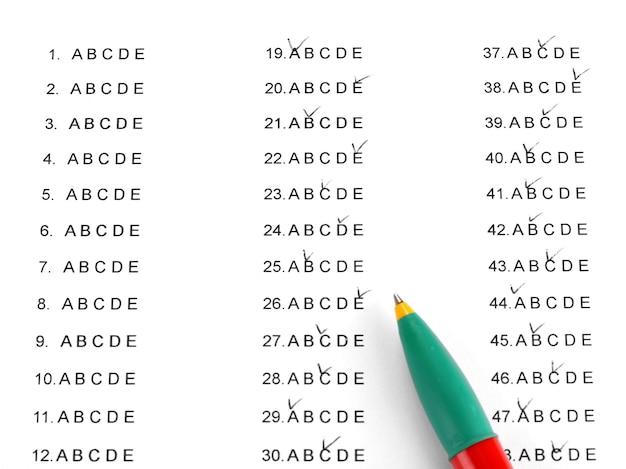 Primer plano de las respuestas a las preguntas del examen