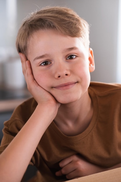 Primer plano retrato de adolescente mirando a la cámara con alegre expresión sonriente niño rubio