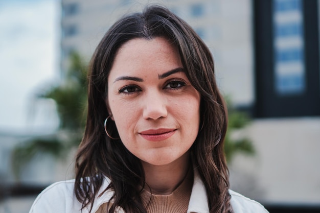 Primer plano retrato de una cara de mujer Vista frontal de la cabeza de una niña Una adolescente aislada mujer sonriendo mirando a la cámara Niña caucásica de pie al aire libre