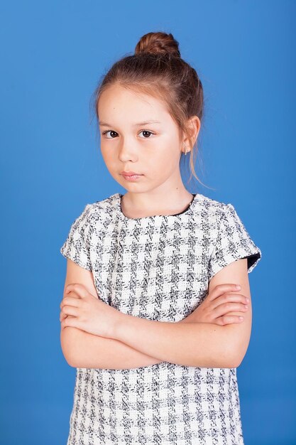 Niña De 10-11 Años De Edad, Que Se Extiende Su Mano Derecha Para Saludar  Colegiala Con Mochila .Beautiful Presenta Al Aire Libre Sonriendo. Fotos,  retratos, imágenes y fotografía de archivo libres de