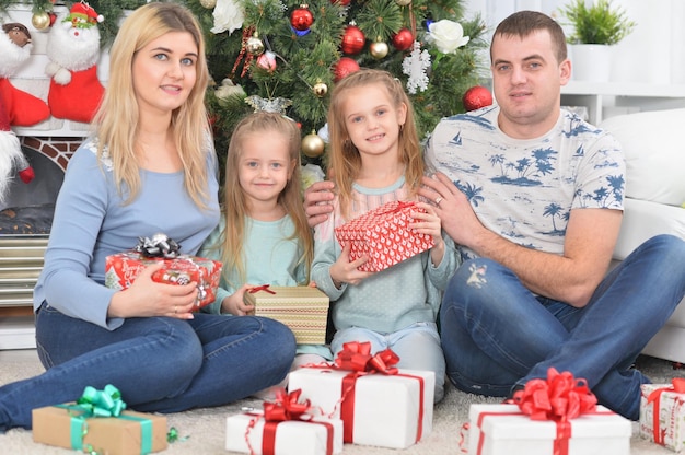 Primer plano retrato de familia feliz con niños