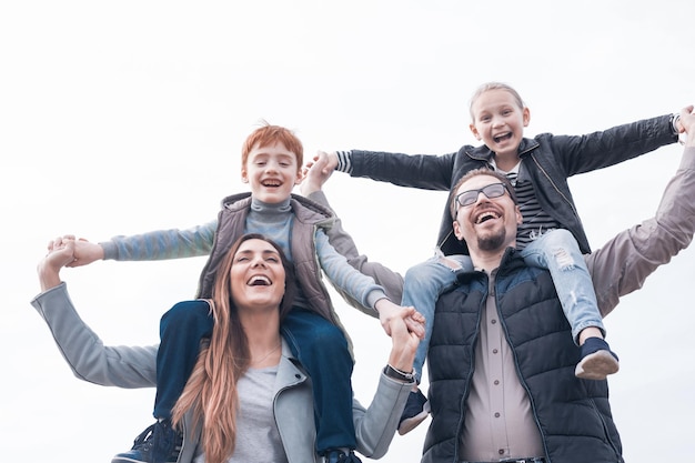 Primer plano retrato de una familia feliz en un walkphoto con espacio de copia