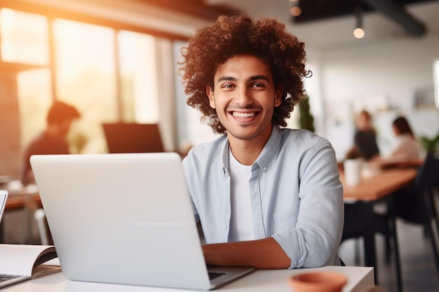 Primer plano Retrato de un feliz gerente de Medio Oriente sentado en un escritorio