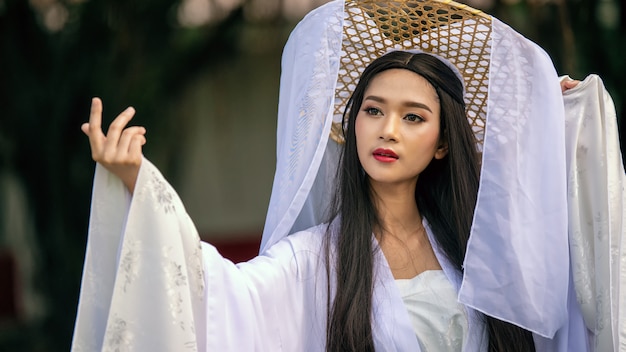 Foto primer plano retrato hermosa mujer china vestido blanco tradicional