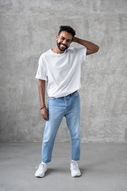 Primer plano retrato de hombre en maqueta de camisa